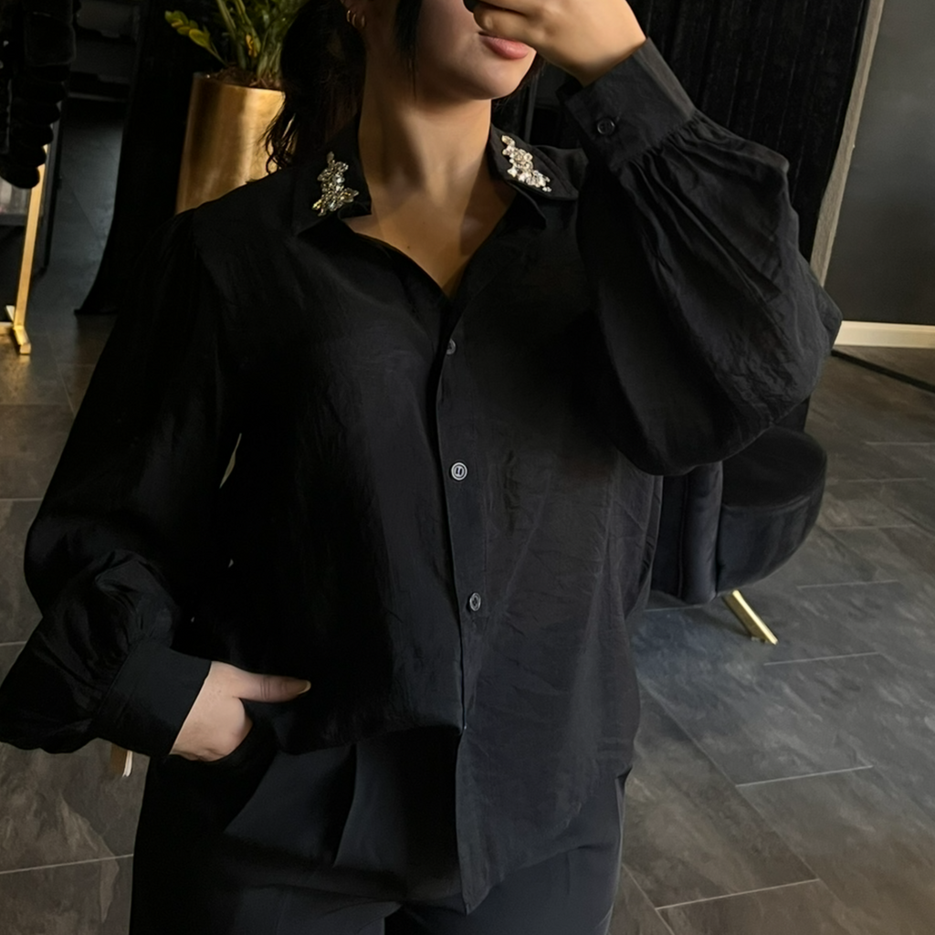 Schwarze Bluse mit Schmuckkragen & Puffärmeln