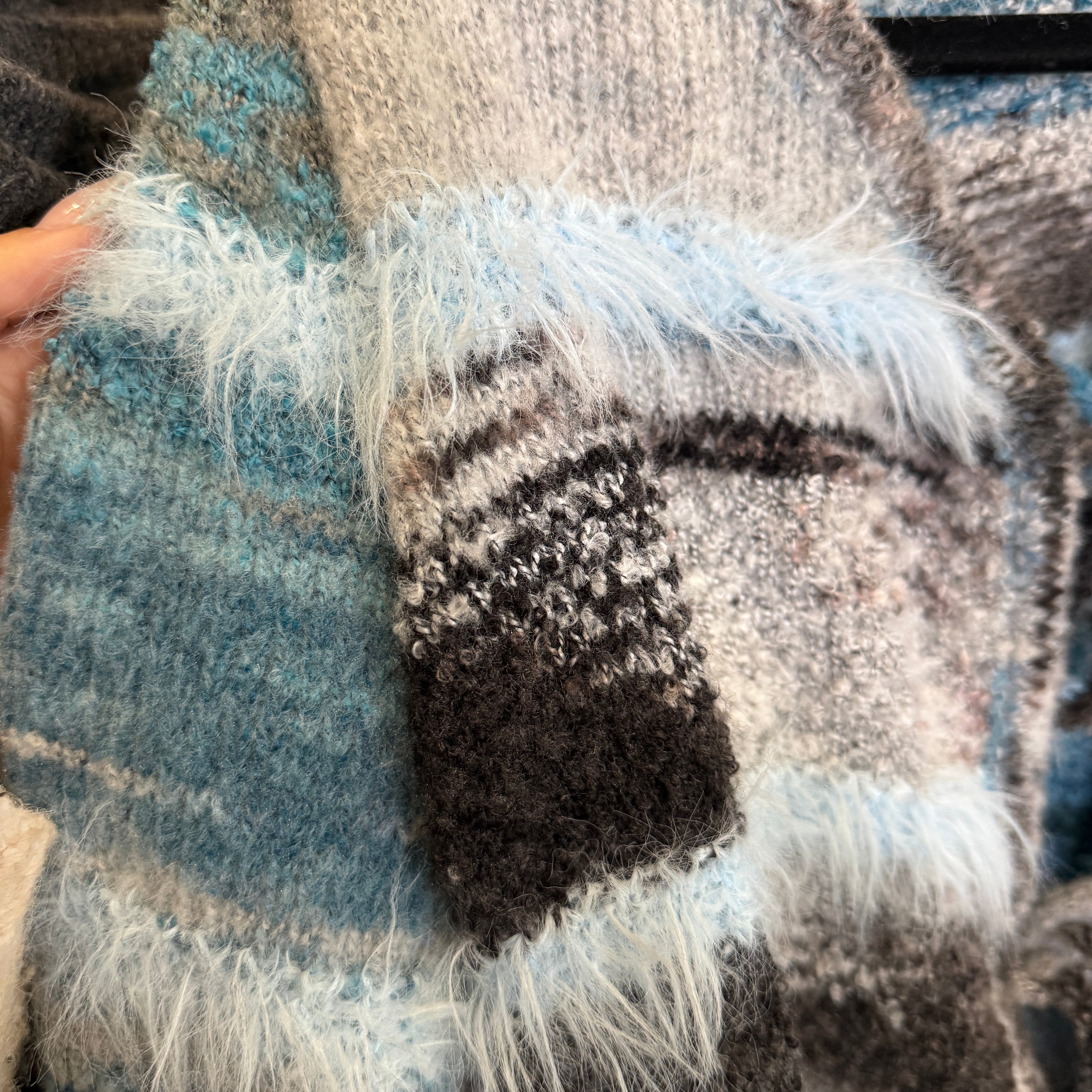 Cropped Flausch-Strickjacke in Blau-Grau