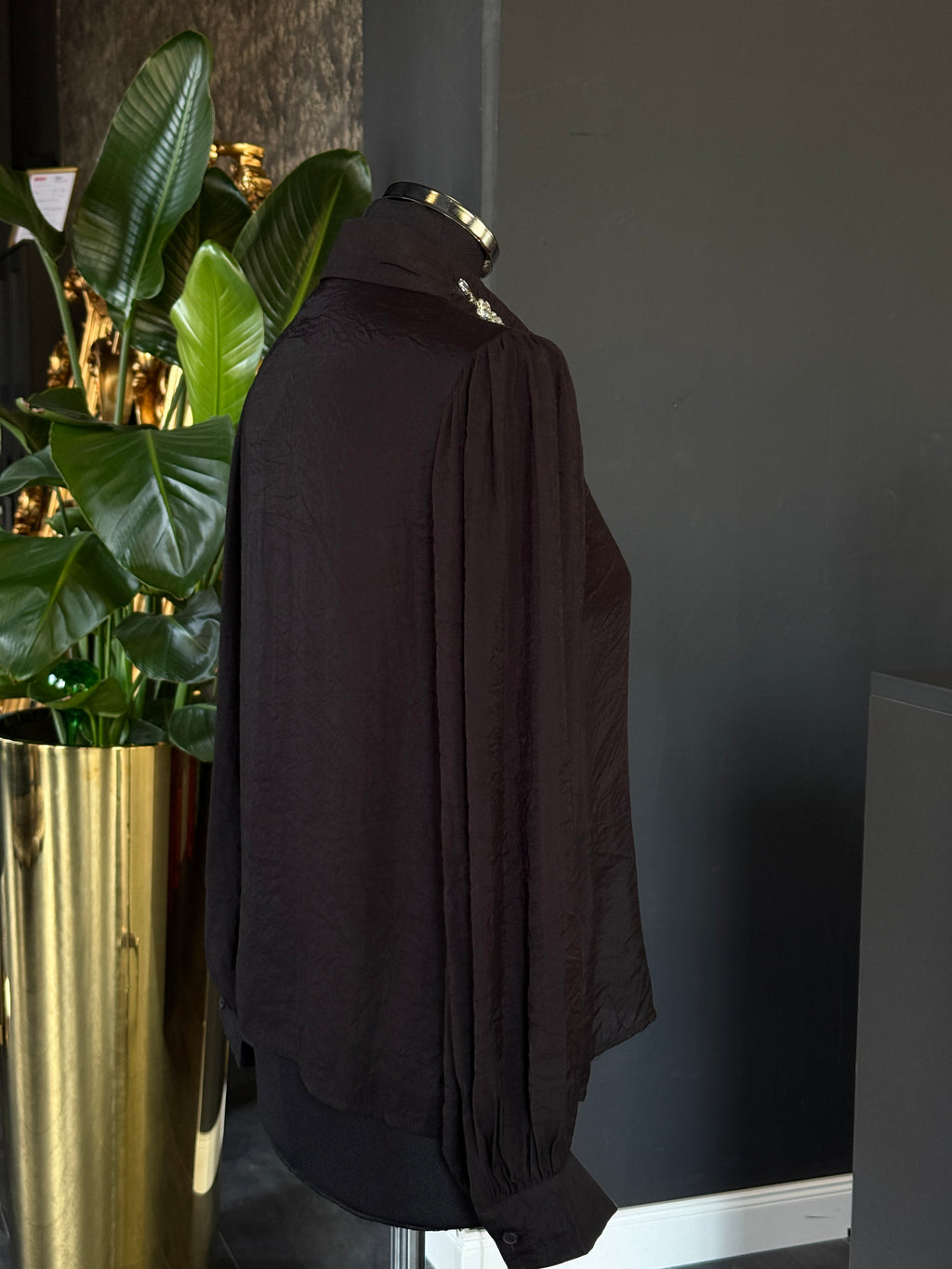 Schwarze Bluse mit Schmuckkragen & Puffärmeln
