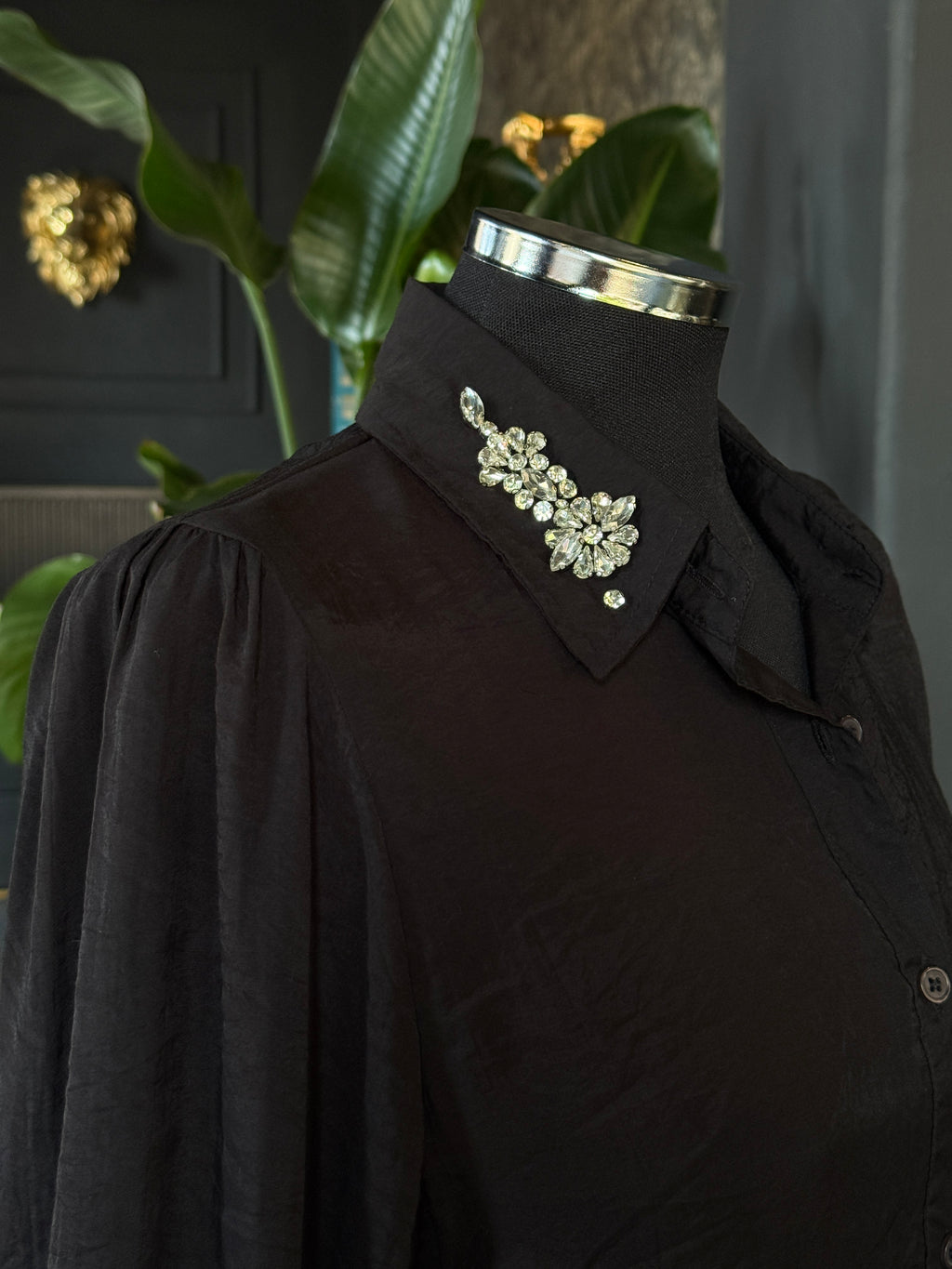 Schwarze Bluse mit Schmuckkragen & Puffärmeln
